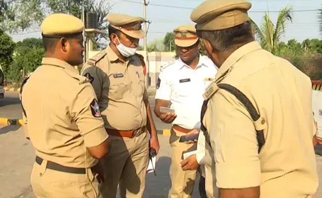 Andhra Pradesh: పోలీసులకు యూటీఎఫ్‌ నాయకుల కౌంటర్.. గంజాయి అమ్మడానికి అనుమతి ఉందా అంటూ..