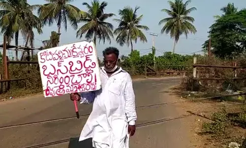 Konaseema District: ఒంటరిగా 60 ఏళ్ల వృద్ధుడి పాదయాత్ర.. ఊరికి బస్సు బ్రిడ్జ్ నిర్మించడమే లక్ష్యం.. Konaseema District: ఒంటరిగా 60 ఏళ్ల వృద్ధుడి పాదయాత్ర.. ఊరికి బస్సు బ్రిడ్జ్ నిర్మించడమే లక్ష్యం..