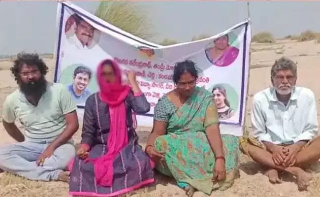 Krishna :  సంసారానికి పనికిరాని భర్తను కట్టబెట్టారంటూ.. కృష్ణా నదిలో వివాహిత దీక్ష Krishna :  సంసారానికి పనికిరాని భర్తను కట్టబెట్టారంటూ.. కృష్ణా నదిలో వివాహిత దీక్ష