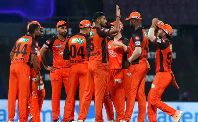 Sunrisers Hyderabad: సన్రైజర్స్ టీమ్కు మరో షాక్.. గాయాలతో బౌలర్ ఔట్.. Sunrisers Hyderabad: సన్రైజర్స్ టీమ్కు మరో షాక్.. గాయాలతో బౌలర్ ఔట్..