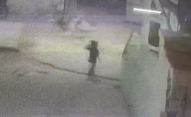 Hyderabad: హైదరాబాద్లో విషాదం.. వీధికుక్కల దాడిలో బాలుడు మృతి.. Hyderabad: హైదరాబాద్లో విషాదం.. వీధికుక్కల దాడిలో బాలుడు మృతి..