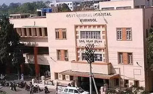 Kurnool : కర్నూలు జిల్లా పెద్దాసుపత్రిలో ప్రైవేటు అంబులెన్స్ ల మాఫియా