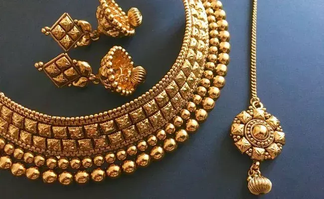 Gold and Silver Rates Today: మారని బంగారం ధరలు.. వెండి మాత్రం..