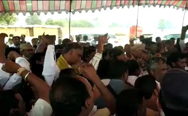 Siddipet :  మంత్రి హరీష్ రావు ఉండగానే టీఆర్ఎస్, బీజేపీ కార్యకర్తల మధ్య వాగ్వాదం..! Siddipet :  మంత్రి హరీష్ రావు ఉండగానే టీఆర్ఎస్, బీజేపీ కార్యకర్తల మధ్య వాగ్వాదం..!
