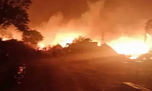 Mulugu: అగ్నికి ఆహుతైన గ్రామం.. 40 ఇళ్లు పూర్తిగా దగ్ధం..