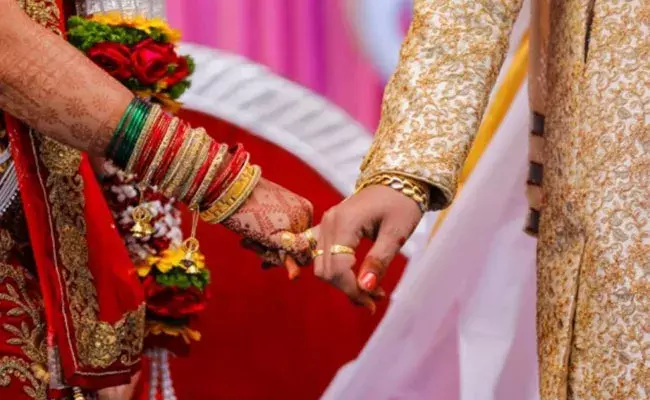 Maharashtra: పెళ్లిని మర్చిపోయి వరుడి పార్టీ.. వధువు తండ్రి చేసిన పనికి షాక్.. Maharashtra: పెళ్లిని మర్చిపోయి వరుడి పార్టీ.. వధువు తండ్రి చేసిన పనికి షాక్..
