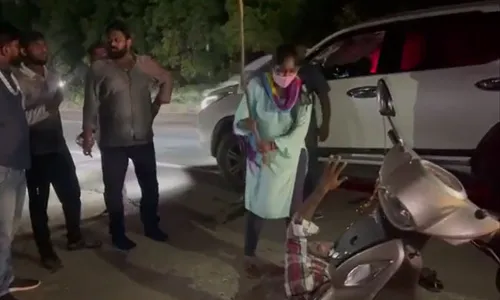 Krishna District: అర్థరాత్రి ఆకతాయి వేధింపులు.. ఒంటిచేతితో చితకబాదిన యువతి.. Krishna District: అర్థరాత్రి ఆకతాయి వేధింపులు.. ఒంటిచేతితో చితకబాదిన యువతి..