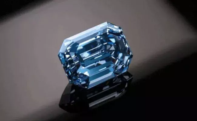 Rare blue diamond: అరుదైన నీలి వజ్రం.. వేలం పాటలో రూ. 371 కోట్లకు..
