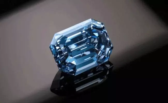 Rare blue diamond: అరుదైన నీలి వజ్రం.. వేలం పాటలో రూ. 371 కోట్లకు.. Rare blue diamond: అరుదైన నీలి వజ్రం.. వేలం పాటలో రూ. 371 కోట్లకు..
