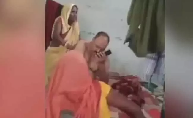 Bihar : తన కొడుకు బెయిల్ కోసం వెళ్తే.. ఆ తల్లితో మసాజ్ చేయించుకున్న పోలీస్...! Bihar : తన కొడుకు బెయిల్ కోసం వెళ్తే.. ఆ తల్లితో మసాజ్ చేయించుకున్న పోలీస్...!