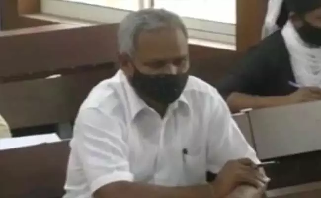 Odisha : 70 ఏళ్ల వయసులో టెన్త్ పరీక్షలు రాసిన ఎమ్మెల్యే..! Odisha : 70 ఏళ్ల వయసులో టెన్త్ పరీక్షలు రాసిన ఎమ్మెల్యే..!