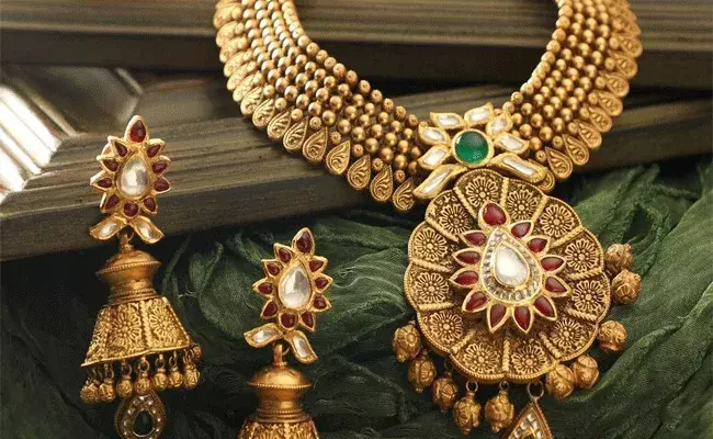 Gold and Silver Rates Today: స్వల్పంగా పెరిగిన బంగారం.. భారీగా తగ్గిన వెండి ధరలు.. Gold and Silver Rates Today: స్వల్పంగా పెరిగిన బంగారం.. భారీగా తగ్గిన వెండి ధరలు..