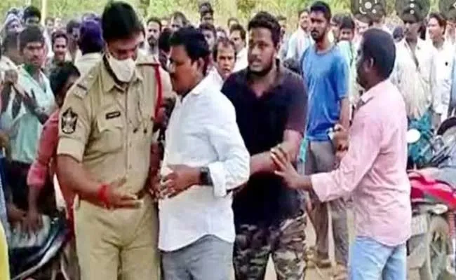Talari Venkat Rao :  వైసీపీ ఎమ్మెల్యే తలారి వెంకట్రావు పై దాడి Talari Venkat Rao :  వైసీపీ ఎమ్మెల్యే తలారి వెంకట్రావు పై దాడి