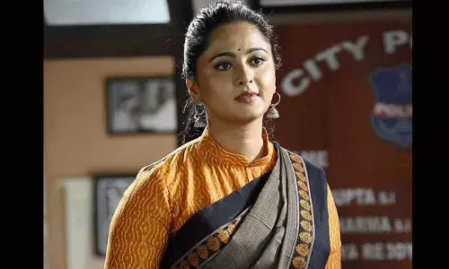 Anushka: మిసెస్ శెట్టి.. సగం వయస్సు ఉన్న వ్యక్తితో ప్రేమలో.. Anushka: మిసెస్ శెట్టి.. సగం వయస్సు ఉన్న వ్యక్తితో ప్రేమలో..