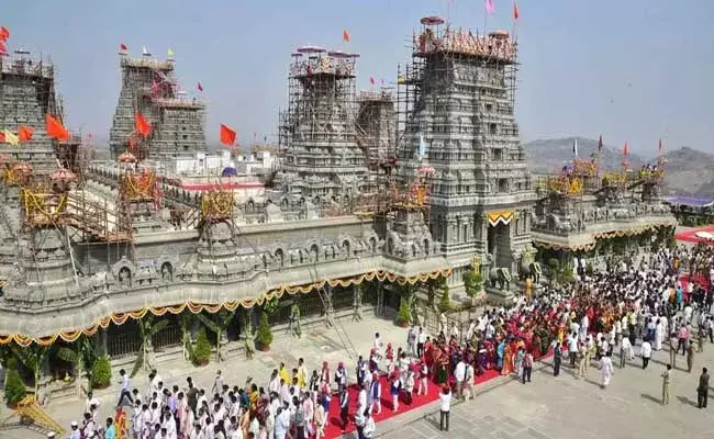 Yadadri : యాదాద్రి.. పార్కింగ్ ఫీజు గంటకు రూ.500 Yadadri : యాదాద్రి.. పార్కింగ్ ఫీజు గంటకు రూ.500