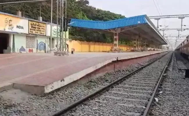 Repalle Gang Rape: రేపల్లె రైల్వే స్టేషన్లో మహిళపై గ్యాంగ్ రేప్.. భర్తను తీవ్రంగా కొట్టి.. Repalle Gang Rape: రేపల్లె రైల్వే స్టేషన్లో మహిళపై గ్యాంగ్ రేప్.. భర్తను తీవ్రంగా కొట్టి..