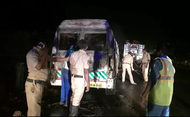 Nizamabad: మంటల్లో ఎనిమిది మూగజీవాలు సజీవదహనం.. వాటిని ఎక్కడికి తరలిస్తున్నారనేది మిస్టరీ.. Nizamabad: మంటల్లో ఎనిమిది మూగజీవాలు సజీవదహనం.. వాటిని ఎక్కడికి తరలిస్తున్నారనేది మిస్టరీ..