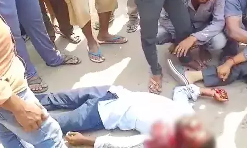Kakinada: కాకినాడ జిల్లాలో దారుణం.. నడిరోడ్డుపై యువకుడి హత్య.. Kakinada: కాకినాడ జిల్లాలో దారుణం.. నడిరోడ్డుపై యువకుడి హత్య..