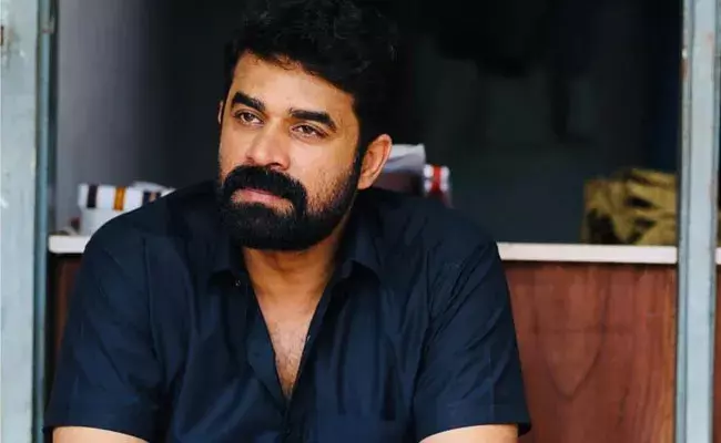 Vijay Babu: అతడు నన్ను బలవంతంగా ముద్దుపెట్టుకోబోయాడు.. హీరోపై మరో ఫిర్యాదు.. Vijay Babu: అతడు నన్ను బలవంతంగా ముద్దుపెట్టుకోబోయాడు.. హీరోపై మరో ఫిర్యాదు..