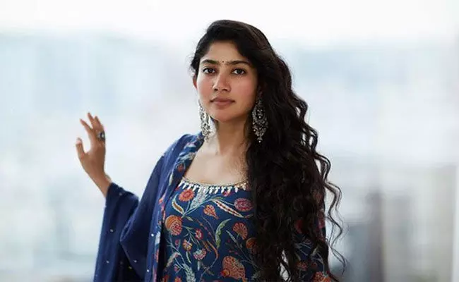 Sai Pallavi: సినిమాలకు కమిట్ అవ్వని సాయి పల్లవి.. త్వరలోనే పెళ్లంటూ టాక్.. Sai Pallavi: సినిమాలకు కమిట్ అవ్వని సాయి పల్లవి.. త్వరలోనే పెళ్లంటూ టాక్..