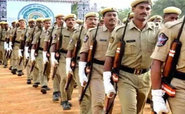 Telangana: కానిస్టేబుల్ ఉద్యోగాల గరిష్ట వయోపరిమితి మరో రెండేళ్లు పెంచాలంటూ నిరుద్యోగుల డిమాండ్.. Telangana: కానిస్టేబుల్ ఉద్యోగాల గరిష్ట వయోపరిమితి మరో రెండేళ్లు పెంచాలంటూ నిరుద్యోగుల డిమాండ్..