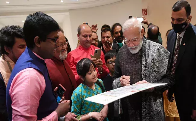 Narendra Modi: జర్మనీలో మోదీకి ఆత్మీయ స్వాగతం.. చిన్నారుల కానుకలను స్వీకరించిన ప్రధాని.. Narendra Modi: జర్మనీలో మోదీకి ఆత్మీయ స్వాగతం.. చిన్నారుల కానుకలను స్వీకరించిన ప్రధాని..