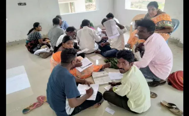 Prakasam: ప్రకాశం జిల్లాలో మాస్ కాపీ.. ఉపాధ్యాయులు, తల్లిదండ్రులు, విద్యార్థులు కలిసి.. Prakasam: ప్రకాశం జిల్లాలో మాస్ కాపీ.. ఉపాధ్యాయులు, తల్లిదండ్రులు, విద్యార్థులు కలిసి..