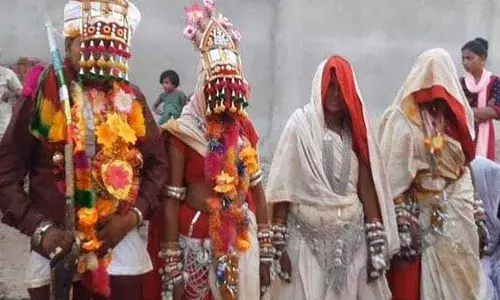 Madhya Pradesh : ముగ్గురితో 15 ఏళ్లుగా సహజీవనం.. ఆరుగురు పిల్లల ఎదుట పెళ్లి..!