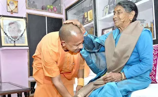 Yogi Adityanath : ఐదేళ్ల తరువాత సొంతూరుకు... తల్లి ఆశీస్సులు తీసుకున్న యోగి..! Yogi Adityanath : ఐదేళ్ల తరువాత సొంతూరుకు... తల్లి ఆశీస్సులు తీసుకున్న యోగి..!