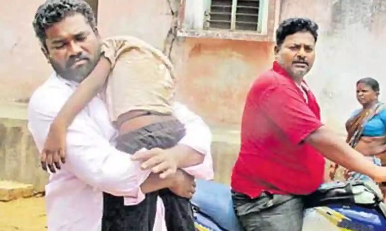 Nellore : కొడుకు శవాన్ని భుజాన వేసుకుని బైక్ పైనే ఇంటికి Nellore : కొడుకు శవాన్ని భుజాన వేసుకుని బైక్ పైనే ఇంటికి