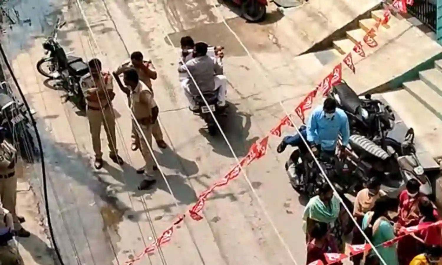 Tirupati: సీఎం జగన్ సభలో తిరుపతి పోలీసుల ఓవరాక్షన్.. టీవీ-5 ప్రతినిధులతో దురుసు ప్రవర్తన.. Tirupati: సీఎం జగన్ సభలో తిరుపతి పోలీసుల ఓవరాక్షన్.. టీవీ-5 ప్రతినిధులతో దురుసు ప్రవర్తన..