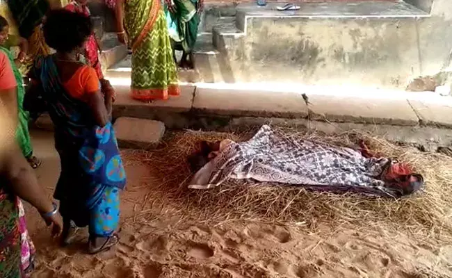 Srikakulam: శ్రీకాకుళం జిల్లాలో విషాదం.. ముగ్గురు పిల్లలతో కలిసి తల్లి ఆత్మహత్యాయత్నం.. Srikakulam: శ్రీకాకుళం జిల్లాలో విషాదం.. ముగ్గురు పిల్లలతో కలిసి తల్లి ఆత్మహత్యాయత్నం..