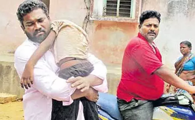 Nellore : కొడుకు శవాన్ని భుజాన వేసుకుని బైక్‌ పైనే ఇంటికి