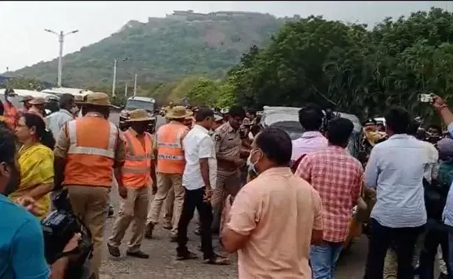 Visakhapatnam: విశాఖ రుషికొండ వద్ద ఉద్రిక్తత.. హైవేపైనే నిలిచిపోయిన చంద్రబాబు కాన్వాయ్.. Visakhapatnam: విశాఖ రుషికొండ వద్ద ఉద్రిక్తత.. హైవేపైనే నిలిచిపోయిన చంద్రబాబు కాన్వాయ్..