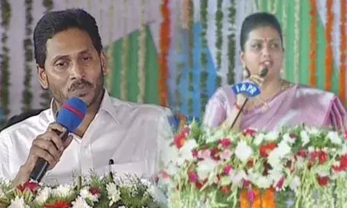 Tirupati: తిరుపతి సభలో తడబడిన వైఎస్ జగన్, రోజా.. Tirupati: తిరుపతి సభలో తడబడిన వైఎస్ జగన్, రోజా..