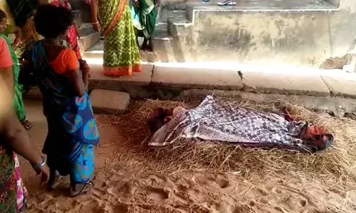 Srikakulam: శ్రీకాకుళం జిల్లాలో విషాదం.. ముగ్గురు పిల్లలతో కలిసి తల్లి ఆత్మహత్యాయత్నం.. Srikakulam: శ్రీకాకుళం జిల్లాలో విషాదం.. ముగ్గురు పిల్లలతో కలిసి తల్లి ఆత్మహత్యాయత్నం..