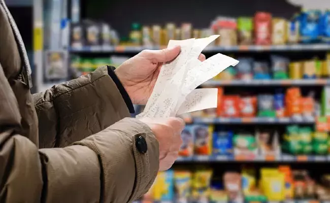 Prices In India: ధరల భారం నుండి ప్రజలకు ఊరట.. పన్నులు తగ్గించాలని యోచిస్తున్న కేంద్రం.. Prices In India: ధరల భారం నుండి ప్రజలకు ఊరట.. పన్నులు తగ్గించాలని యోచిస్తున్న కేంద్రం..