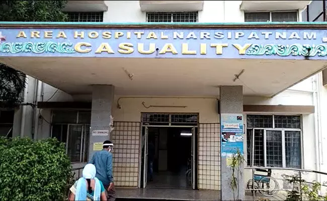 Narsipatnam: నర్సీపట్నంలో మైనర్ బాలికపై అత్యాచారం.. పక్కింటి యువకుడే.. Narsipatnam: నర్సీపట్నంలో మైనర్ బాలికపై అత్యాచారం.. పక్కింటి యువకుడే..