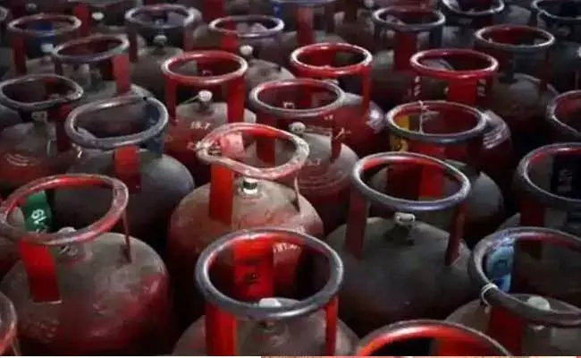 cylinder price : వంట గ్యాస్‌ సిలిండర్‌ ధర రూ. 50 పెంపు..!