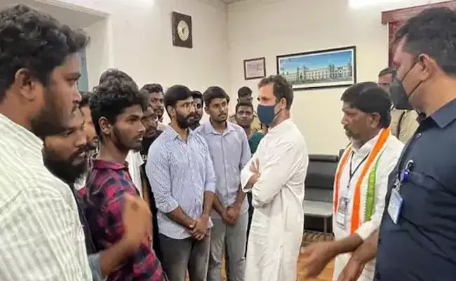 Rahul Gandhi: చంచల్గూడ జైల్లో ముగిసిన రాహుల్ గాంధీ ములాఖత్.. Rahul Gandhi: చంచల్గూడ జైల్లో ముగిసిన రాహుల్ గాంధీ ములాఖత్..