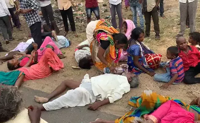 Kamareddy: కామారెడ్డి జిల్లాలో ఘోర రోడ్డు ప్రమాదం.. ముగ్గురు మృతి.. Kamareddy: కామారెడ్డి జిల్లాలో ఘోర రోడ్డు ప్రమాదం.. ముగ్గురు మృతి..