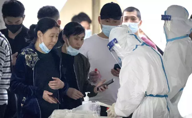 China Corona: చైనాను వణికిస్తోన్న కరోనా.. వేలల్లో కేసులు.. భారీ సంఖ్యలో మరణాలు..