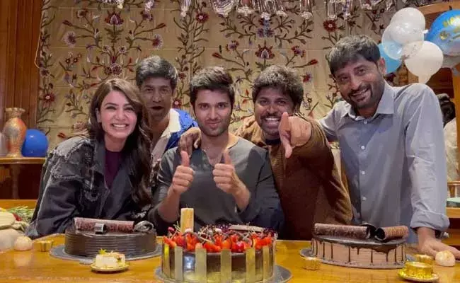 Vijay Devarakonda : వీడీ11 సెట్లో హీరో విజయ్ దేవరకొండ పుట్టినరోజు వేడుకలు..! Vijay Devarakonda : వీడీ11 సెట్లో హీరో విజయ్ దేవరకొండ పుట్టినరోజు వేడుకలు..!