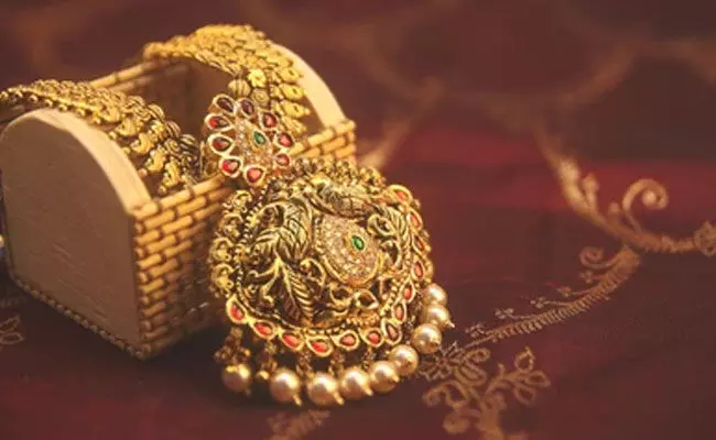 Gold and Silver Rates Today: స్థిరంగానే బంగారం, వెండి ధరలు.. ఈరోజు ఇలా..! Gold and Silver Rates Today: స్థిరంగానే బంగారం, వెండి ధరలు.. ఈరోజు ఇలా..!