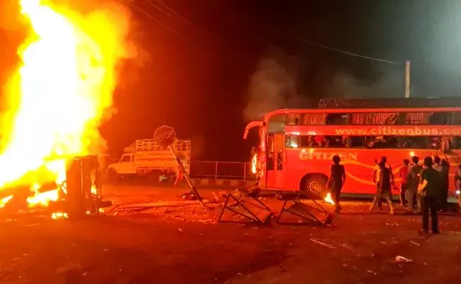 Sangareddy: సంగారెడ్డి జిల్లాలో ఘోర రోడ్డు ప్రమాదం.. వ్యక్తి సజీవ దహనం.. Sangareddy: సంగారెడ్డి జిల్లాలో ఘోర రోడ్డు ప్రమాదం.. వ్యక్తి సజీవ దహనం..