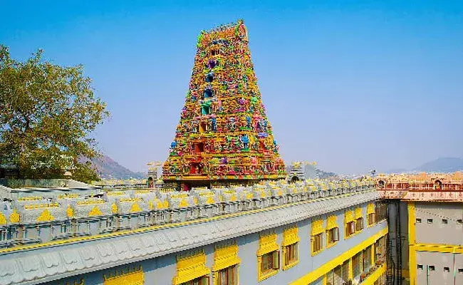 Vijayawada: దుర్గమ్మ హుండీ లెక్కింపులో సిబ్బంది చేతివాటం.. బాత్రూంలో 12 తులాల బంగారం.. Vijayawada: దుర్గమ్మ హుండీ లెక్కింపులో సిబ్బంది చేతివాటం.. బాత్రూంలో 12 తులాల బంగారం..