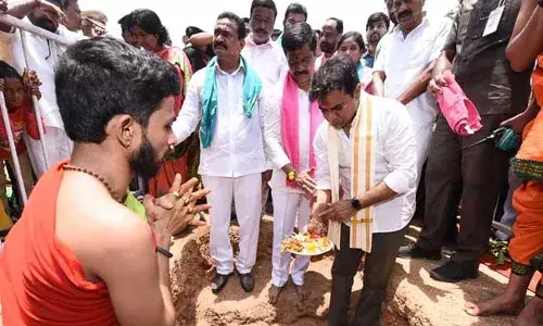Minister KTR :  పేదల చదువు కోసం సొంత డబ్బులతో స్కూల్‌ కట్టిస్తున్న మంత్రి కేటీఆర్‌