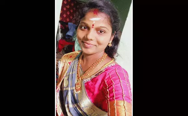 Tamil Nadu: భర్త ఇంట్లో బాత్ రూమ్ లేదని భార్య ఆత్మహత్య.. Tamil Nadu: భర్త ఇంట్లో బాత్ రూమ్ లేదని భార్య ఆత్మహత్య..