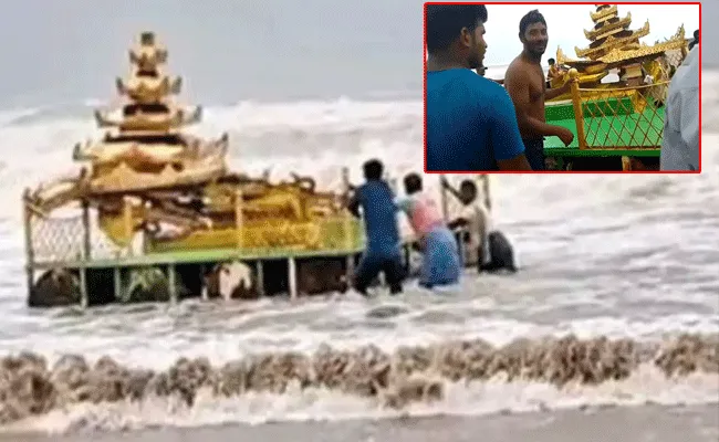 Srikakulam: అసనీ తుపాను ఎఫెక్ట్.. సముద్రంలో కొట్టుకు వచ్చిన బంగారు రంగు రథం Srikakulam: అసనీ తుపాను ఎఫెక్ట్.. సముద్రంలో కొట్టుకు వచ్చిన బంగారు రంగు రథం