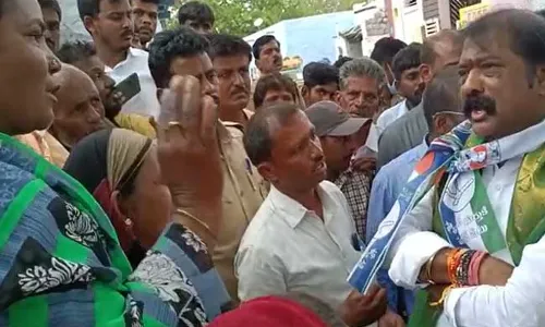Andhra Pradesh :  గడప గడపకు ప్రభుత్వంలో వైసీపీ నేతలకు నిరసన సెగలు